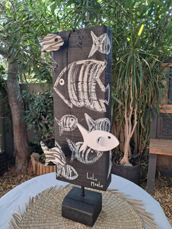Totem de poissons noir et blanc