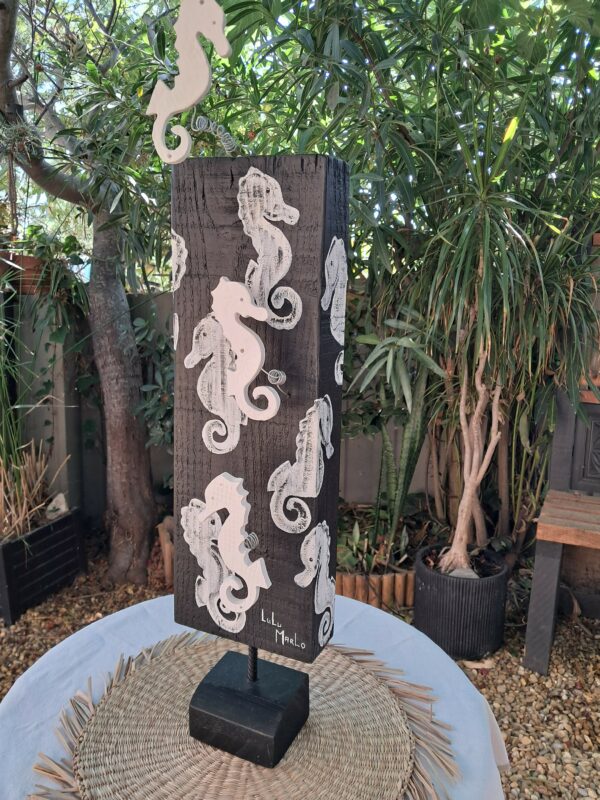 Totem d'hippocampes blanc et noir